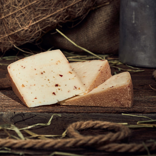 FRIDL, Schnittkäse aus 100% Ziegenrohmilch mit Peperoncino, ca. 250g